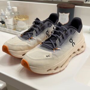 On Cloudtilt Running Beige and gray Athletic Shoes